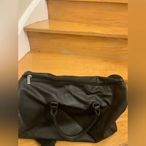 Kenneth cole duffle bag perfect for weekend travels
